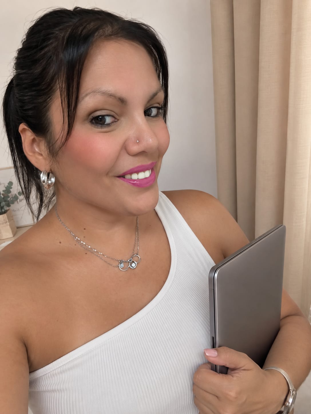 Ariadna Matos con su portátil en la mano